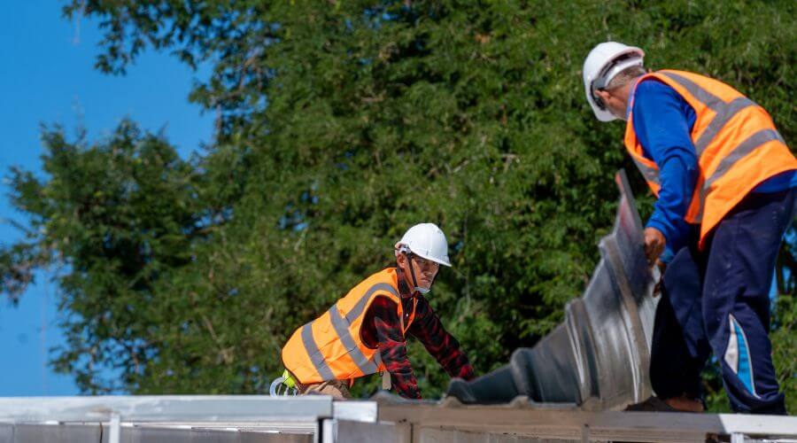 Professional gutter cleaning in Oak Park, MN